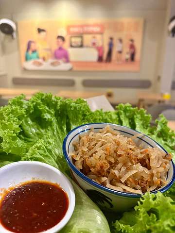Popiah filling with red sauce and fresh lettuce at Bibi's Popiah