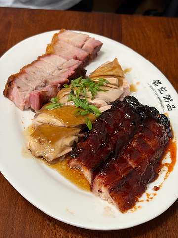 Assorted Cantonese roast meats platter — roast pork belly, roast duck, and char siu at Ming Kee Cantonese Taipan