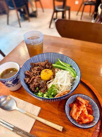 Korean-style beef bowl with egg yolk, kimchi, soup, and iced tea at Jangsajang Deopbap SS15