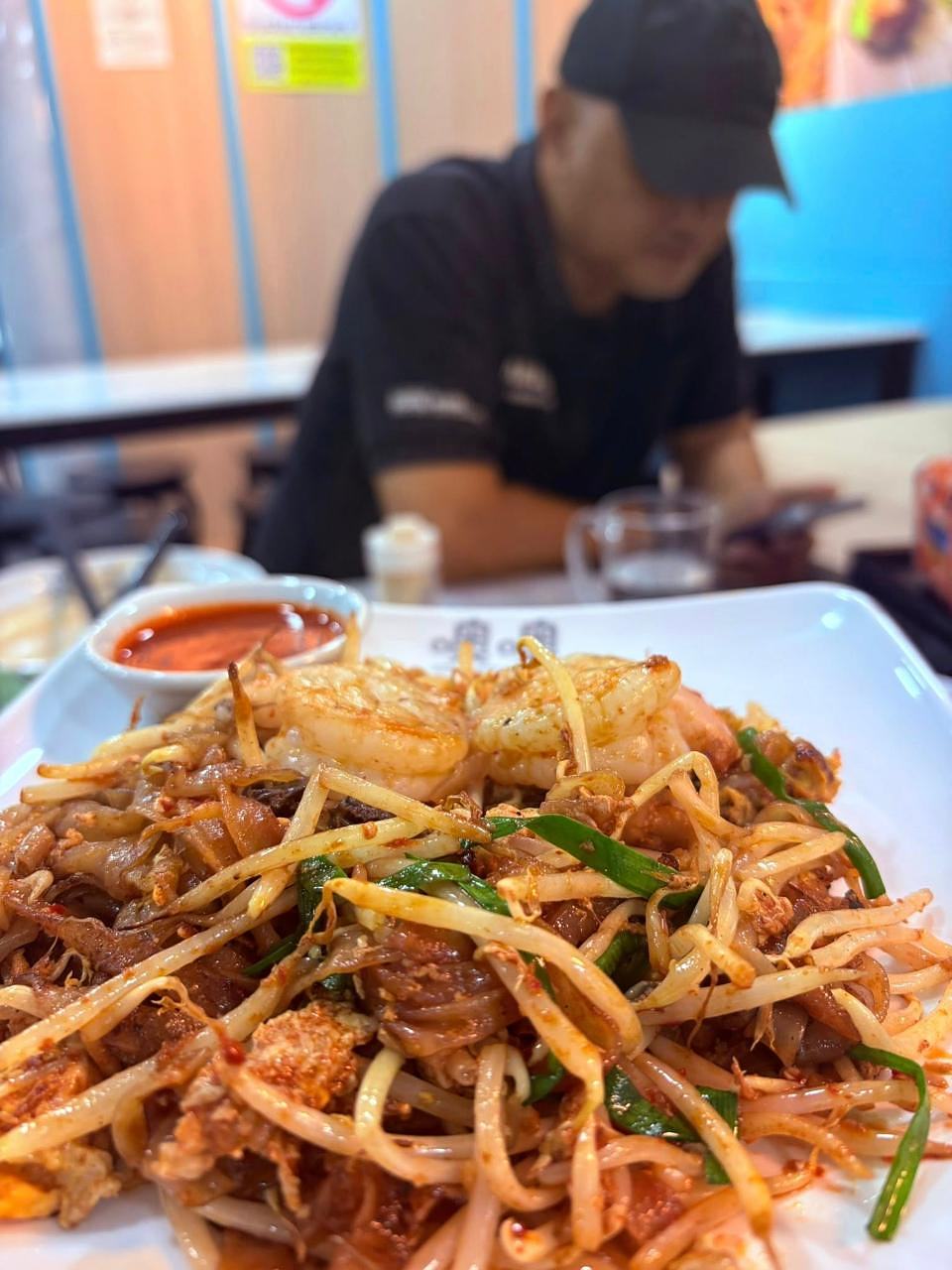 Noodle dish with shrimp, garnished with green onions at OO White Coffee SS15